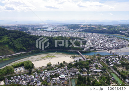 岩国城から見下ろす錦帯橋と錦川 10068439