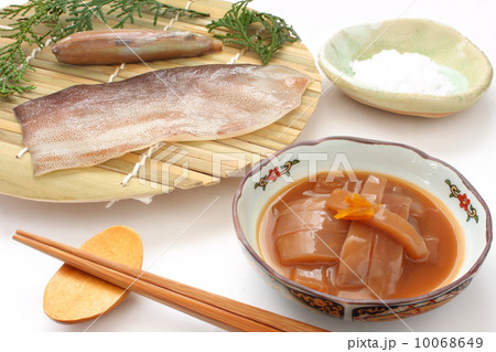 イカの塩辛　食材　和食　珍味　白背景 10068649