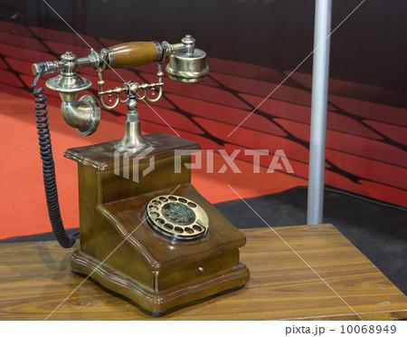 A retro phone 10068949