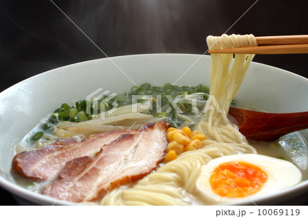 豚骨ラーメン　ラーメン　チャーシュー　箸上げ　アップ 10069119