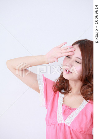 日差しを遮る女性 日差しを遮る女性 10069614