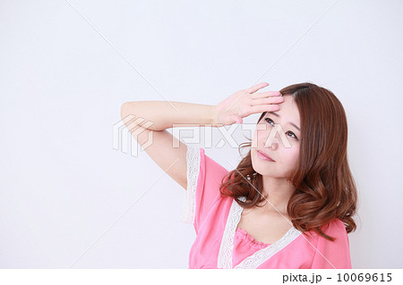 日差しを遮る女性 10069615