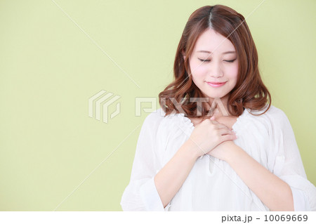 祈る女性 10069669