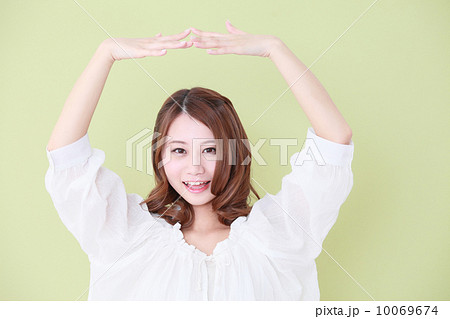 ○ポーズをする女性 10069674