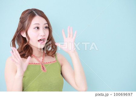 驚く女性 驚く女性 10069697
