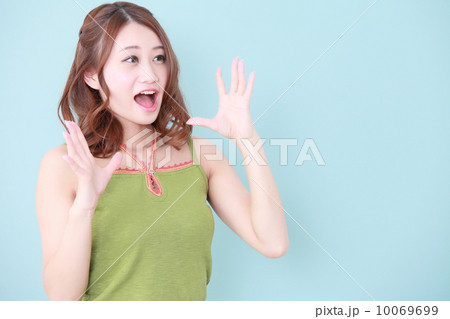 驚く女性 10069699