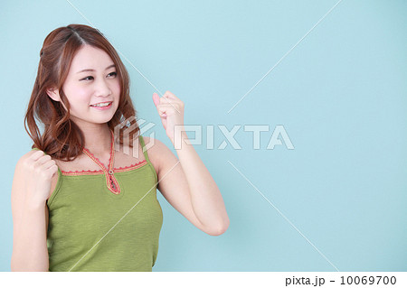 ガッツポーズをする女性 ガッツポーズをする女性 10069700
