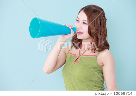 応援する女性 応援する女性 10069714