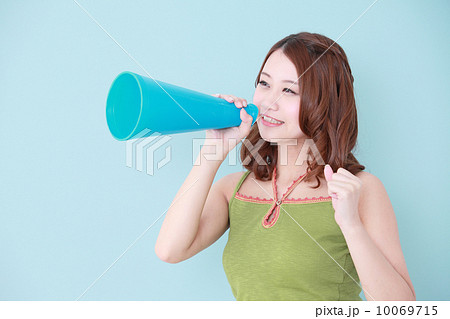 応援する女性 応援する女性 10069715