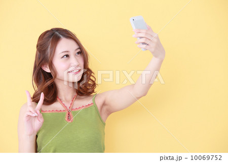 スマートフォンを使う女性 スマートフォンを使う女性 10069752