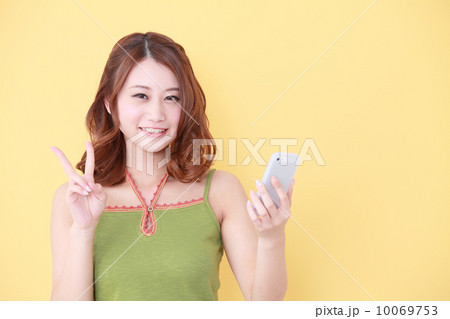 スマートフォンを使う女性 10069753
