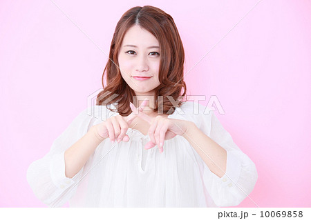 バツを出す女性 10069858