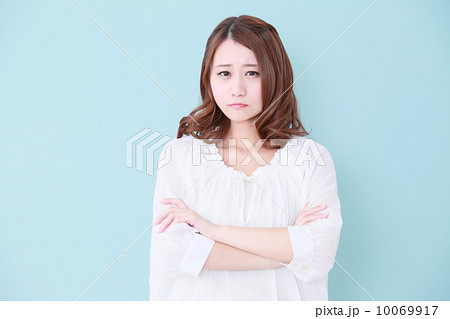 悩む女性　 10069917