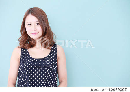 若い女性 若い女性 10070007