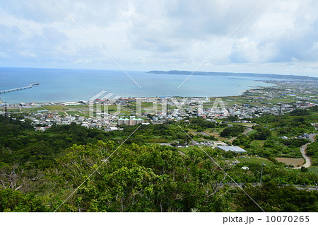 中城城から見おろした中城湾（沖縄県中頭郡北中城村･中城村） 10070265
