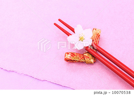 箸と箸置きと桜の花びら 10070538