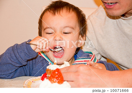 ケーキを食べる男の子(3歳) ケーキを食べる男の子(3歳) 10071666