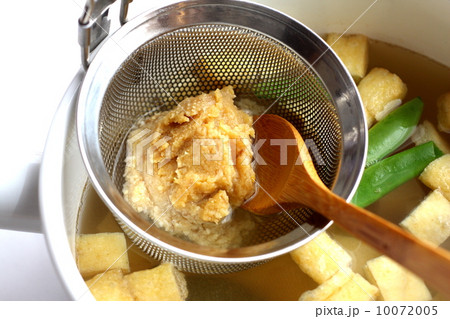 味噌を溶いて味噌汁を作る 味噌を溶いて味噌汁を作る 10072005