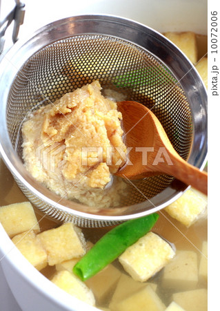 味噌を溶いて味噌汁を作る 味噌を溶いて味噌汁を作る 10072006