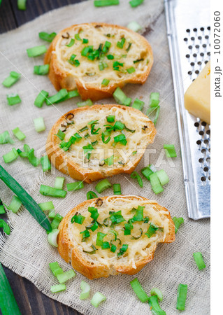 Bruschetta with cheese and scallion Bruschetta with cheese and scallion 10072060