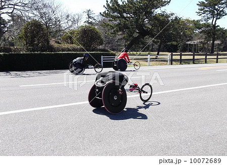 車いすマラソンの練習に熱が入ります 10072689