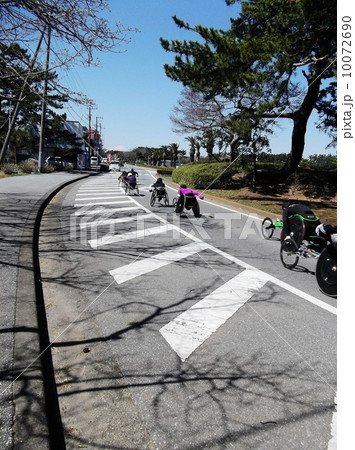 車いすマラソンの練習に熱が入ります 10072690