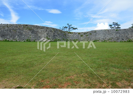 世界遺産・座喜味城(沖縄県中頭郡読谷村) 世界遺産・座喜味城(沖縄県中頭郡読谷村) 10072983