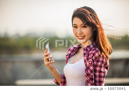 Girl with phone 10073041