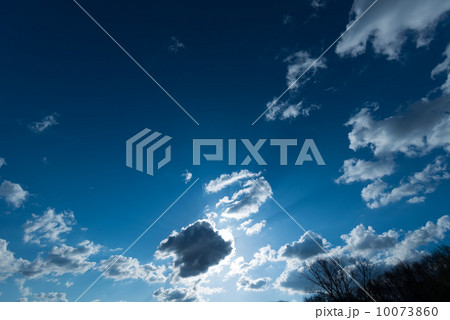 青空に浮かぶ白い雲と太陽の光 青空に浮かぶ白い雲と太陽の光 10073860