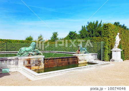 VERSAILLES FRANCE - SEPTEMBER 21 Beautiful garden  Versailles, F 10074046