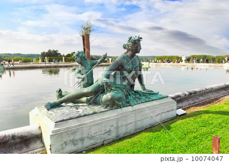 VERSAILLES FRANCE - SEPTEMBER 21 Pond in front of the Royal Vers 10074047