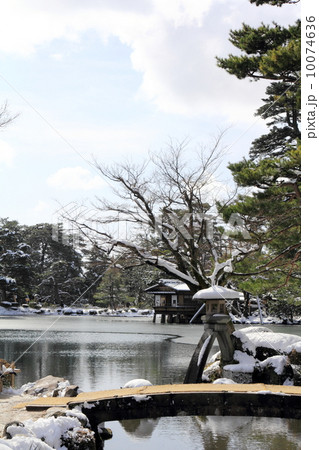 冬の兼六園（徽軫灯籠） 10074636