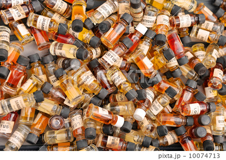 アロマオイルの小瓶 10074713