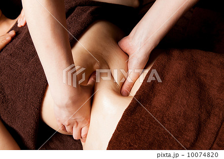 エステ(本物のプロのエステティシャンによる施術風景) 10074820