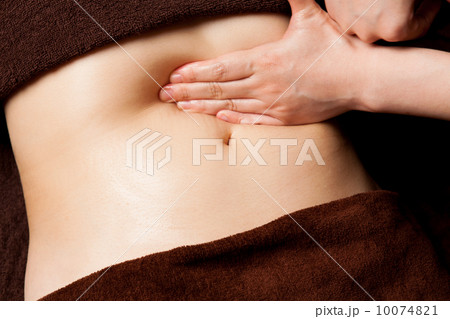 エステ(本物のプロのエステティシャンによる施術風景) 10074821