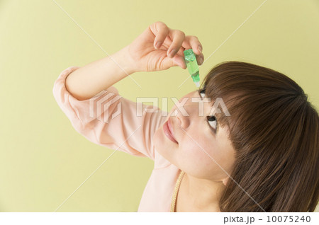 目薬をさす若い女性 10075240