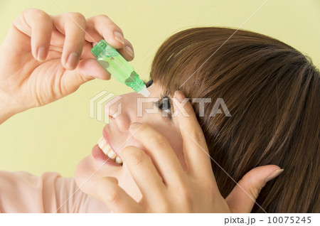 目薬をさす女性 目薬をさす女性 10075245