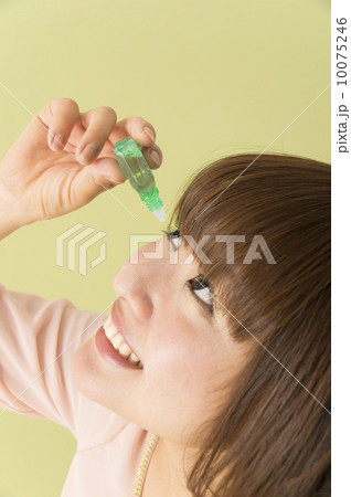 目薬をさす女性 10075246