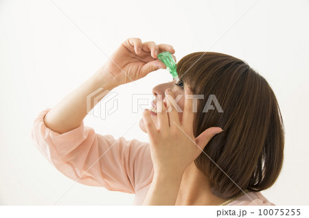 目薬を差す 10075255