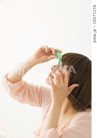 目薬を差す 10075256
