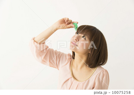 目薬を差す若い女性 10075258