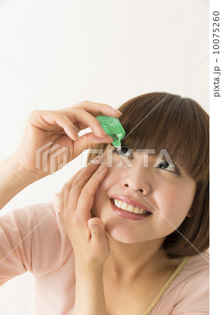 目薬を差す 目薬を差す 10075260