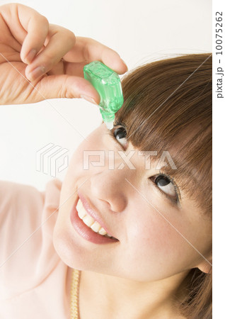 目薬を差す 10075262