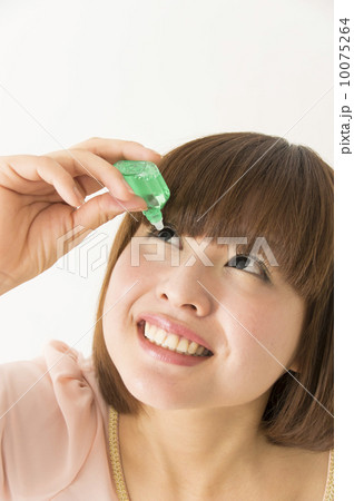 目薬を差す 10075264