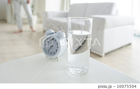 朝の目覚めと一杯の水 10075504
