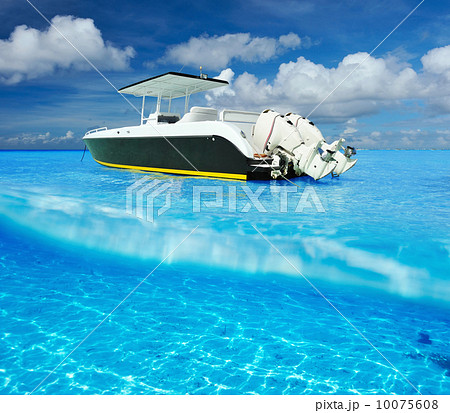 Beach and motor boat with white sand bottom underwater view Beach and motor boat with white sand bottom underwater view 10075608