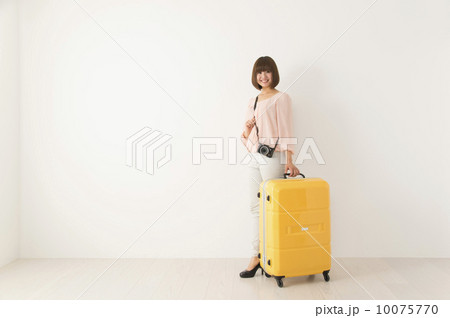 女子旅 スーツケースと女性 10075770