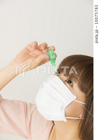 目薬を差す 目薬を差す 10075783