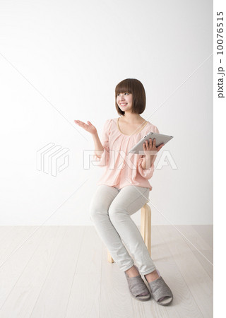 若い女性　タブレット　お薦め　全身 10076515