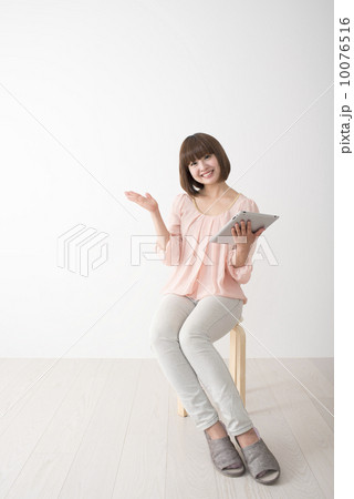 若い女性 タブレット お薦め 全身 若い女性 タブレット お薦め 全身 10076516